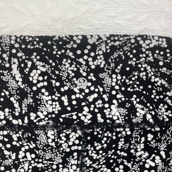 Lot of 3 lululemon leggings. Size 4. 28” length. High rise - Picture 8 of 9